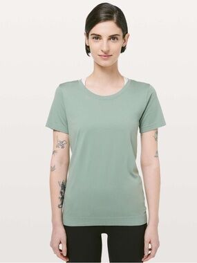 Lululemon •  Swiftly Tech Short Sleeve *relaxed • Size 4